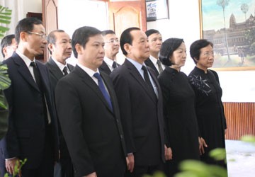 Vietnamese delegations pay tributes to King Father Sihanouk  - ảnh 1